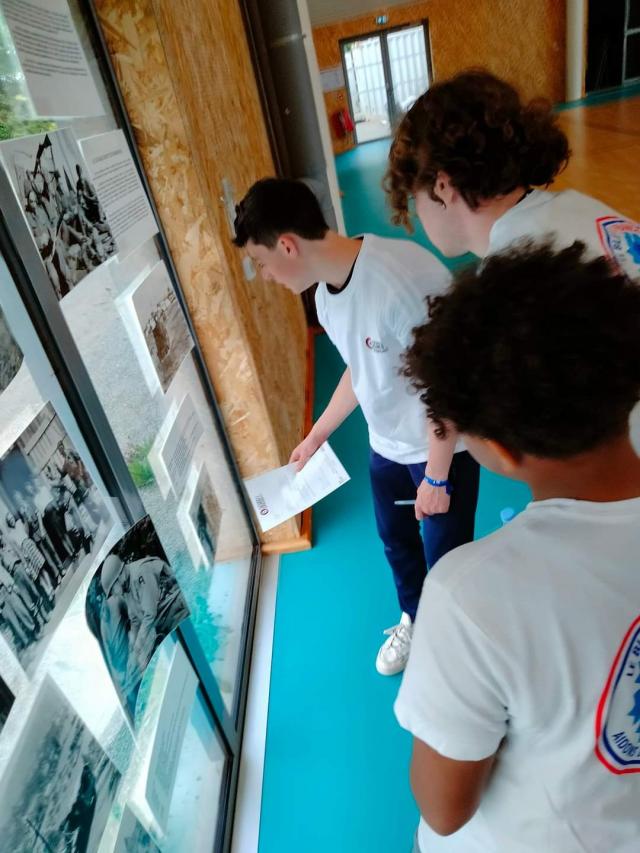 Jeunes répondant au quiz